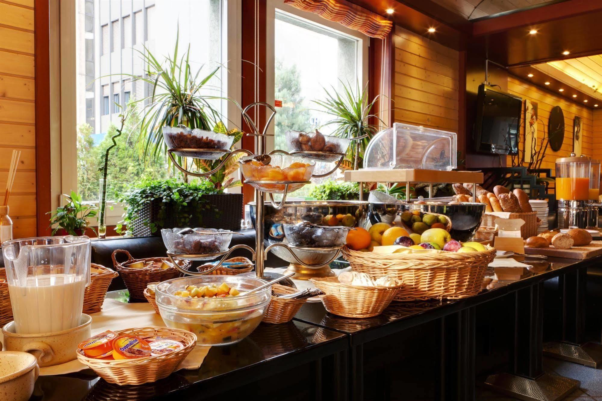 Hotel Rallye & Entrees Aux Bains De La Gruyere Bulle Restoran gambar